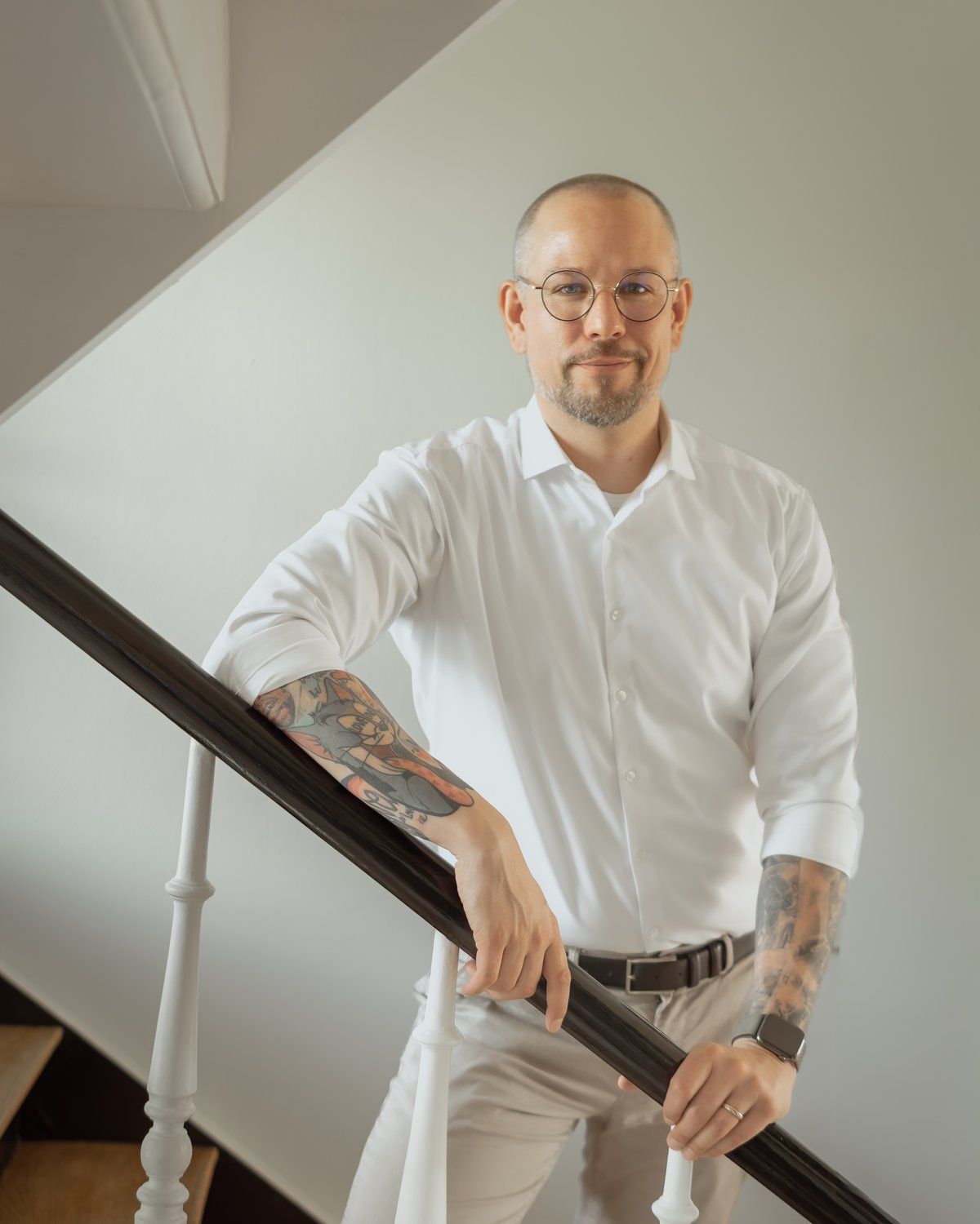Andreas Lippke im Treppenhaus des Büros in Wolfsburg.
