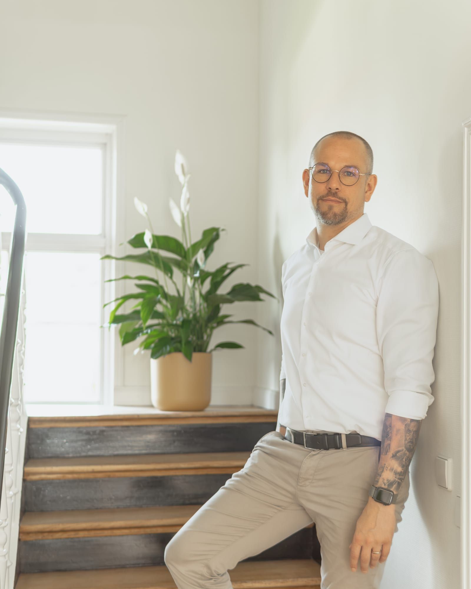 Andreas Lippke am Treppenabsatz vor dem Fenster im Büro in Wolfsburg.