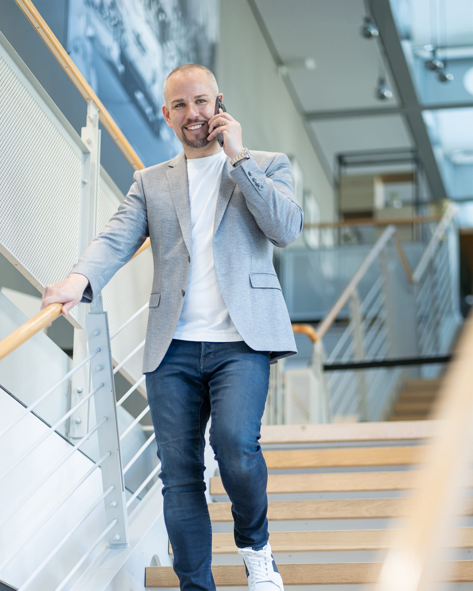 Andreas Lippke telefoniert auf dem Weg durchs Treppenhaus.