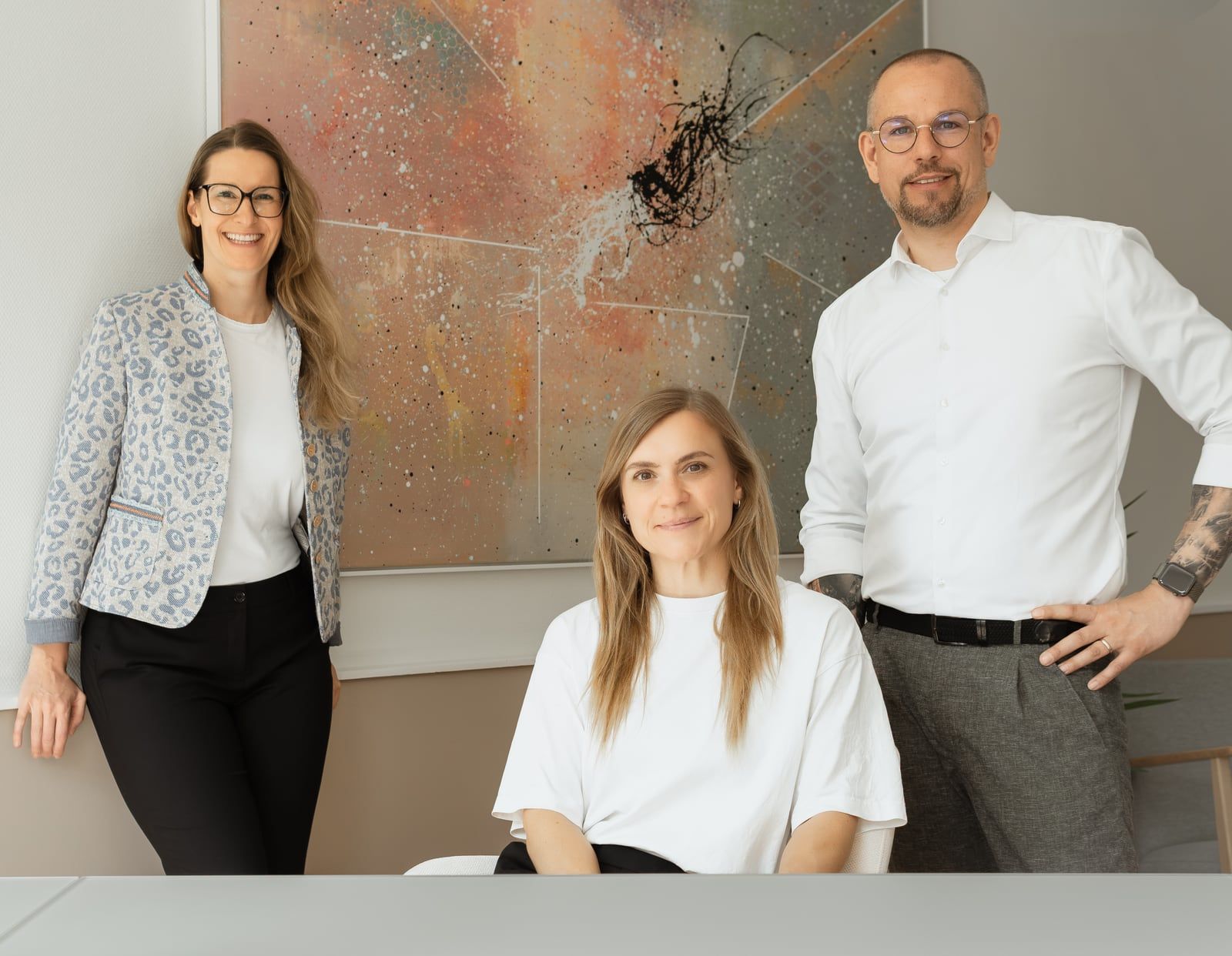 Michaela Lippke, Jana Wolf und Andreas Lippke im Büro in Wolfsburg.